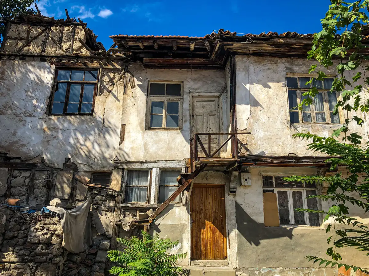 Bahçe içinde eski bir aile evi