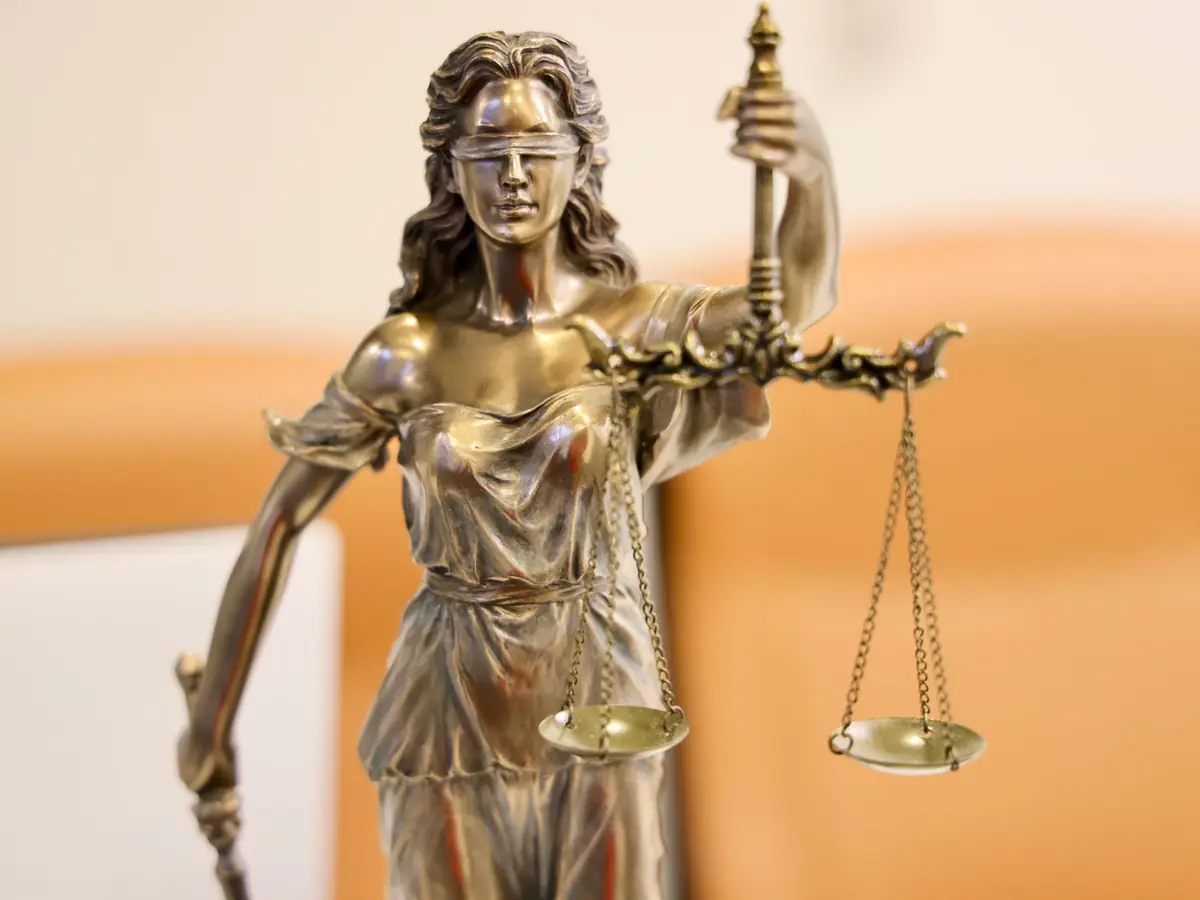 Altın renkli Themis heykeli ve terazisi