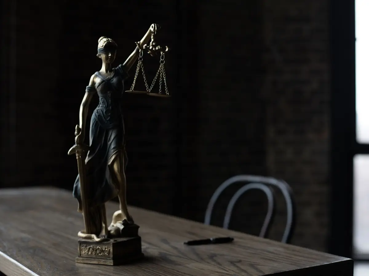Masa üzerinde duran Themis heykeli