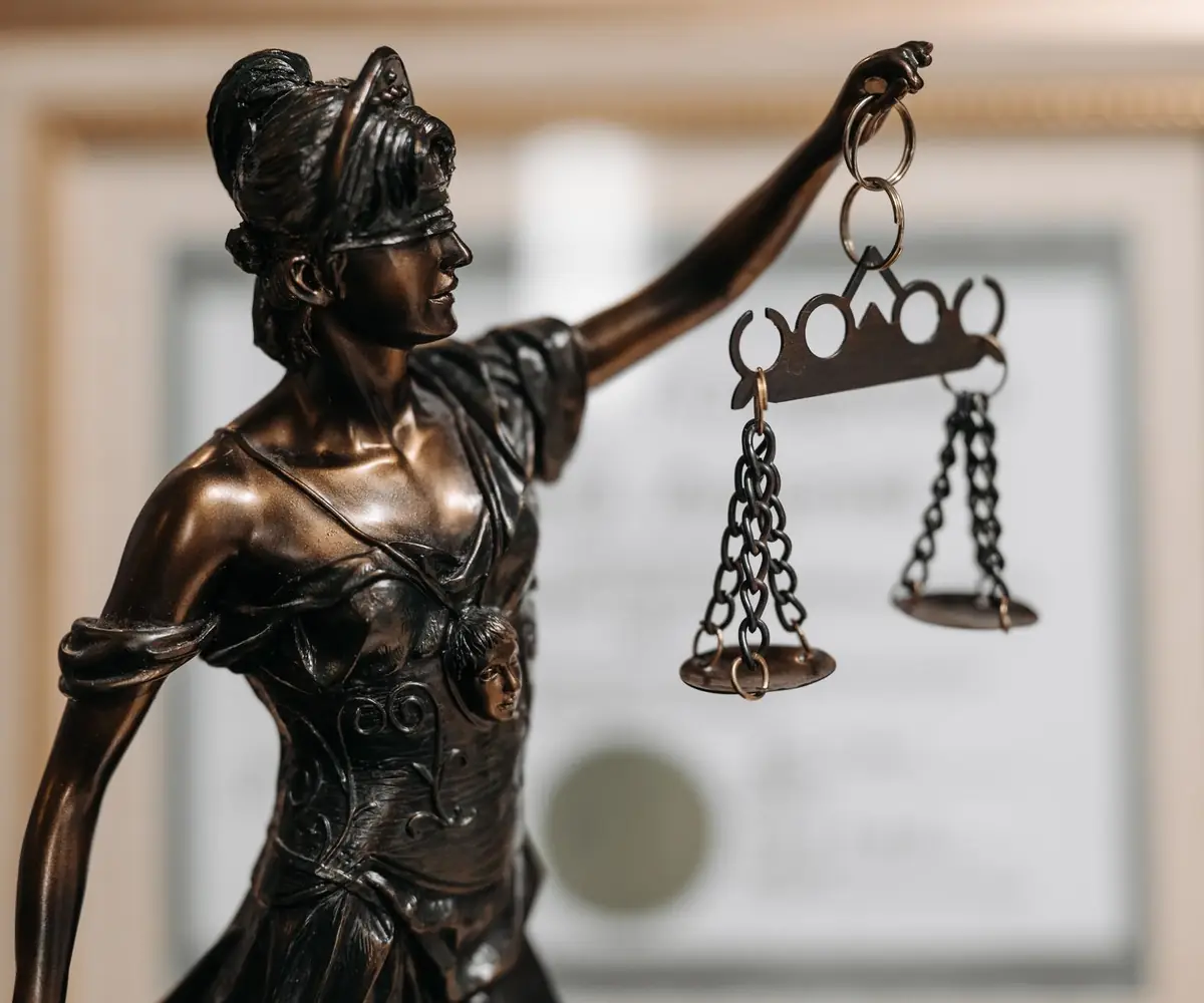 Elinde terazi tutan Themis heykeli